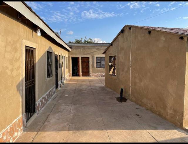 8 BEDROOM HOUSE FOR SALE IN ZOLA